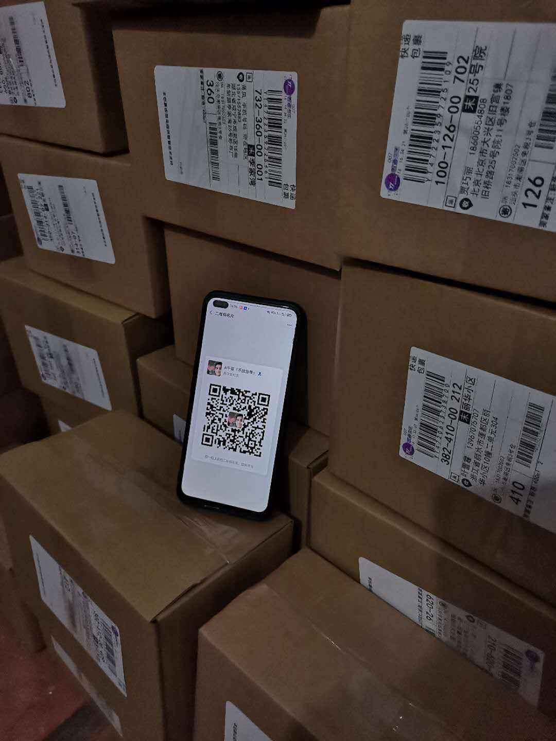 专注批发各种大牌化妆品，口红，香水一手货源，免费代理